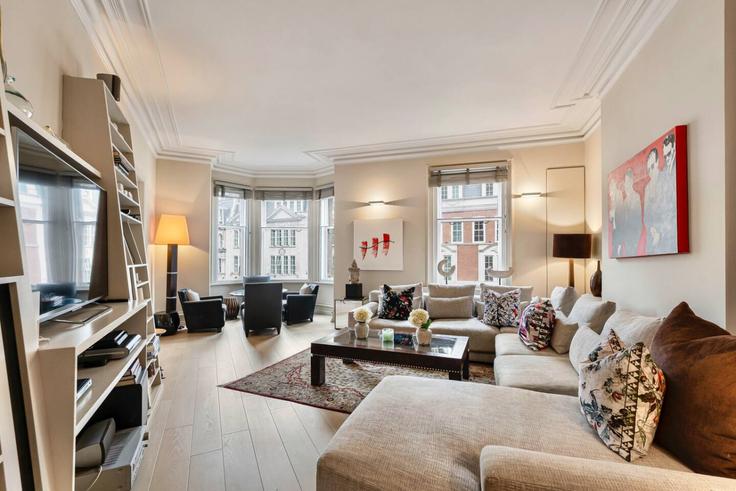 Elegante sala de estar con mobiliario moderno en un apartamento en Building Knightsbridge - kenton-hostaway - 1475394 en City of Westminster, London