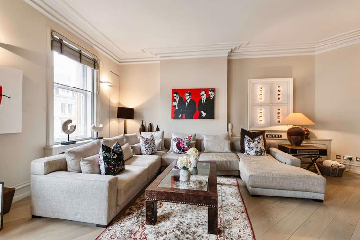 Elegante sala de estar con mobiliario moderno en un apartamento en Building Knightsbridge - kenton-hostaway - 1475394 en City of Westminster, London