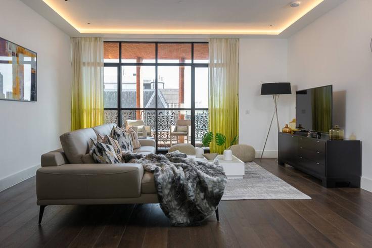 Sala de estar elegantemente projetada com móveis modernos em um apartamento no Building Artillery Row - kenton-hostaway - 1497782 em City of Westminster, London