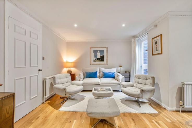 Elegante sala de estar con mobiliario moderno en un apartamento en Building Marlborough Street - kenton-hostaway - 1515781 en Royal Borough of Kensington and Chelsea, London
