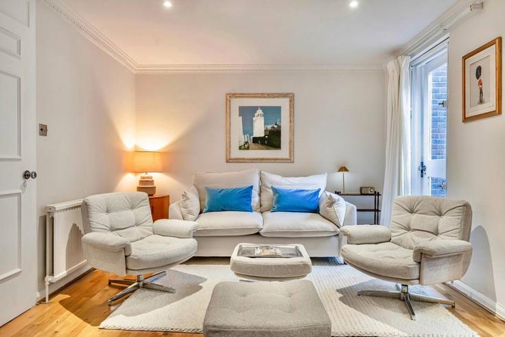Sala de estar elegantemente projetada com móveis modernos em um apartamento no Building Marlborough Street - kenton-hostaway - 1515781 em Royal Borough of Kensington and Chelsea, London