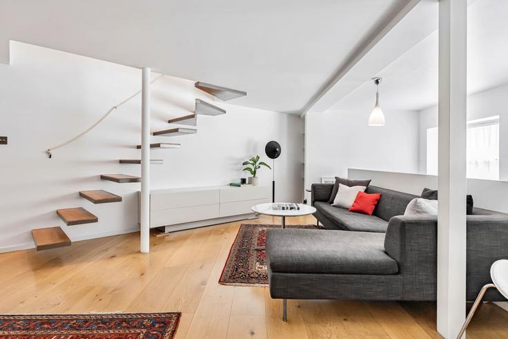 Sala de estar elegantemente projetada com móveis modernos em um apartamento no Building Penzance Place - kenton-hostaway - 1521014 em Royal Borough of Kensington and Chelsea, London