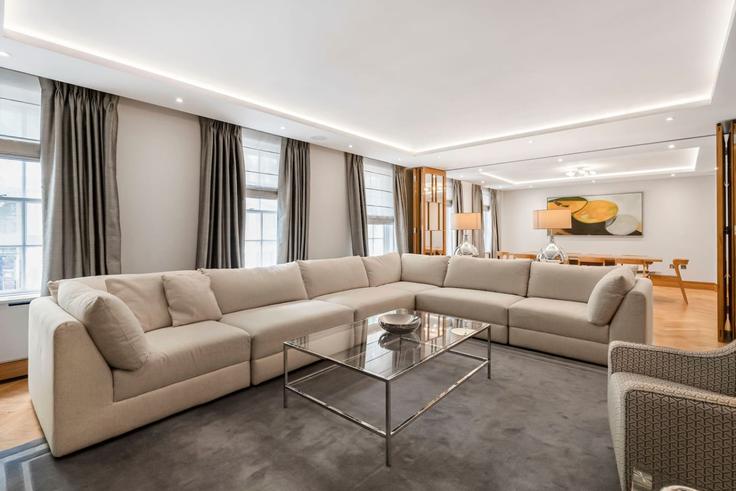 Elegant gestaltetes Wohnzimmer mit moderner Einrichtung in einer Wohnung im Building Upper Grosvenor Street - kenton-hostaway - 1537078 in City of Westminster, London
