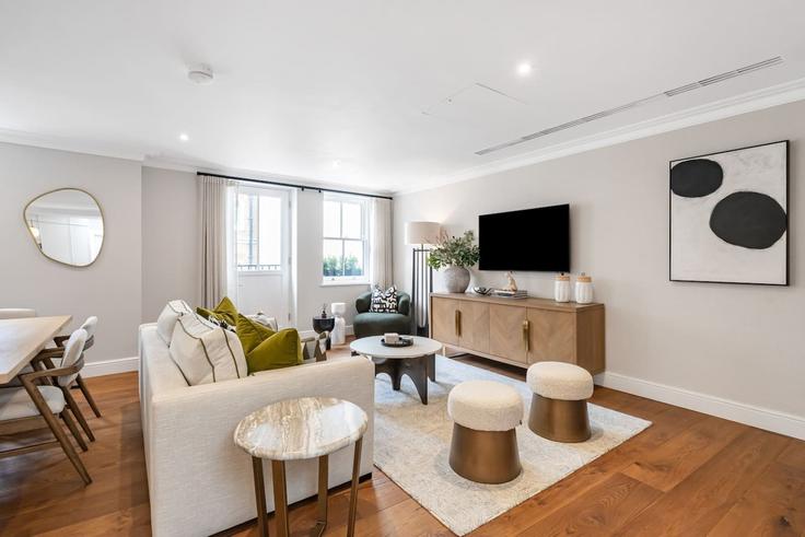 Sala de estar elegantemente projetada com móveis modernos em um apartamento no Building Hay's Mews - kenton-hostaway - 1539512 em City of Westminster, London