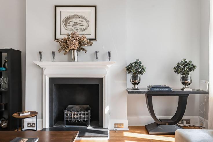 Elegant gestaltetes Wohnzimmer mit moderner Einrichtung in einer Wohnung im Building Lennox Gardens - kenton-hostaway - 1539513 in Royal Borough of Kensington and Chelsea, London