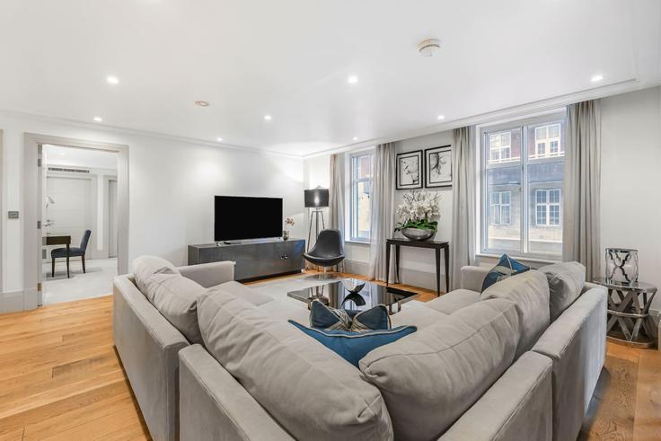 Sala de estar elegantemente projetada com móveis modernos em um apartamento no Building Hyde Park Street - kenton-hostaway - 1542723 em City of Westminster, London