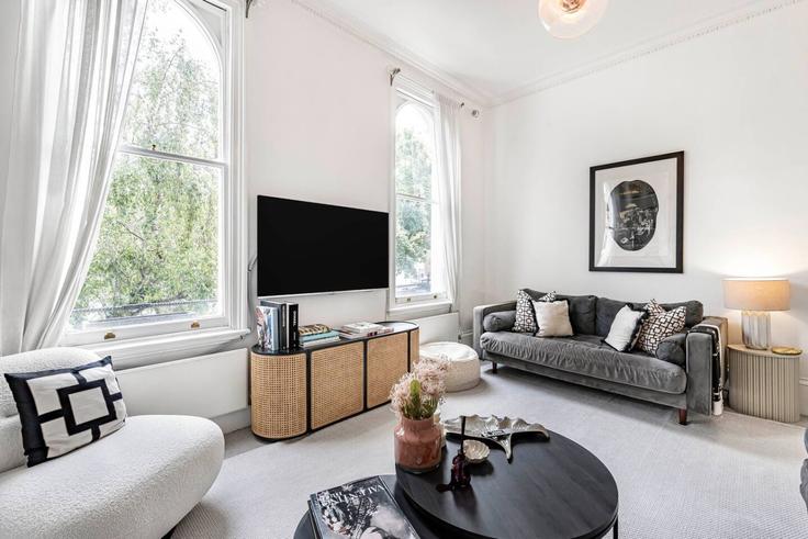 Elegante sala de estar con mobiliario moderno en un apartamento en Building Oakley Gardens - kenton-hostaway - 1542724 en Royal Borough of Kensington and Chelsea, London