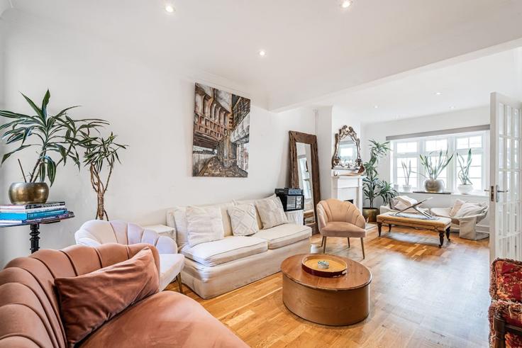 Elegant gestaltetes Wohnzimmer mit moderner Einrichtung in einer Wohnung im Building Donne Place - kenton-hostaway - 1558178 in Royal Borough of Kensington and Chelsea, London Elegant gestaltetes Wohnzimmer mit moderner Einrichtung in einer Wohnung im Building Donne Place - kenton-hostaway - 1558178 in Royal Borough of Kensington and Chelsea, London