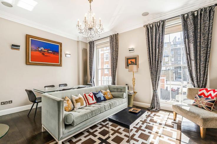 Salle de séjour élégante avec mobilier moderne dans un appartement à Building Walton Street - kenton-hostaway - 1574115 à Royal Borough of Kensington and Chelsea, London