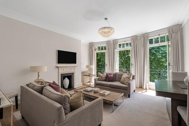 Building Mount Street - kenton-hostaway - 1580249 adresindeki bir dairede modern mobilyalarla zarif bir şekilde tasarlanmış oturma odası City of Westminster, London Building Mount Street - kenton-hostaway - 1580249 adresindeki bir dairede modern mobilyalarla zarif bir şekilde tasarlanmış oturma odası City of Westminster, London