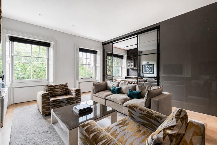 Sala de estar elegantemente projetada com móveis modernos em um apartamento no Building Cadogan Square - kenton-hostaway - 1594776 em Royal Borough of Kensington and Chelsea, London Sala de estar elegantemente projetada com móveis modernos em um apartamento no Building Cadogan Square - kenton-hostaway - 1594776 em Royal Borough of Kensington and Chelsea, London