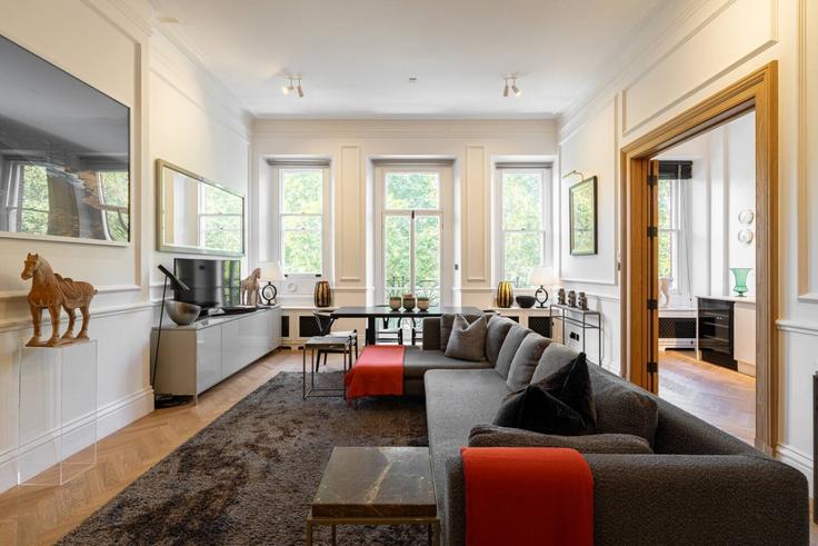 Royal Borough of Kensington and Chelsea, London에 위치한 Building Cadogan Square - kenton-hostaway - 1606133 유닛의 세련된 인테리어가 돋보이는 거실 Royal Borough of Kensington and Chelsea, London에 위치한 Building Cadogan Square - kenton-hostaway - 1606133 유닛의 세련된 인테리어가 돋보이는 거실