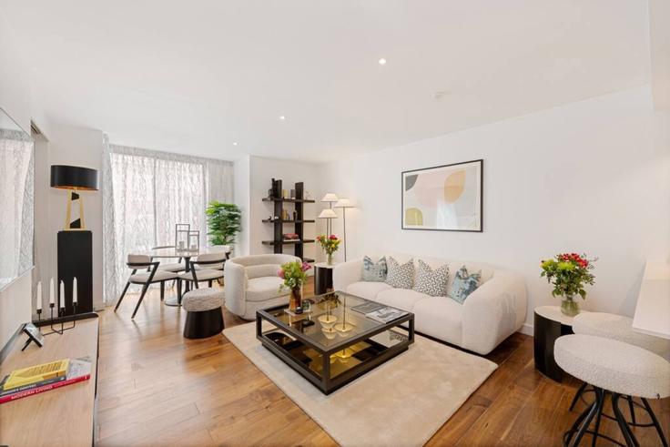 Elegante sala de estar con mobiliario moderno en un apartamento en Building Bolsover Street - kenton-hostaway - 1635273 en City of Westminster, London