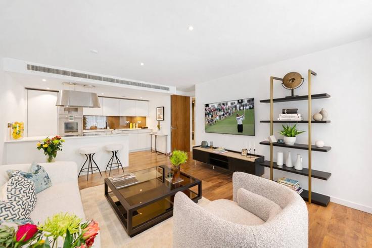 Sala de estar elegantemente projetada com móveis modernos em um apartamento no Building Bolsover Street - kenton-hostaway - 1635273 em City of Westminster, London Sala de estar elegantemente projetada com móveis modernos em um apartamento no Building Bolsover Street - kenton-hostaway - 1635273 em City of Westminster, London