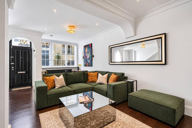 Building Elvaston Mews - kenton-hostaway - 1639662 adresindeki bir dairede modern mobilyalarla zarif bir şekilde tasarlanmış oturma odası Royal Borough of Kensington and Chelsea, London