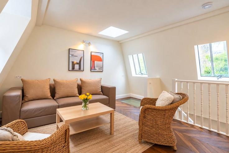 Elegant gestaltetes Wohnzimmer mit moderner Einrichtung in einer Wohnung im Building Phillimore Walk - kenton-hostaway - 1639663 in Royal Borough of Kensington and Chelsea, London Elegant gestaltetes Wohnzimmer mit moderner Einrichtung in einer Wohnung im Building Phillimore Walk - kenton-hostaway - 1639663 in Royal Borough of Kensington and Chelsea, London