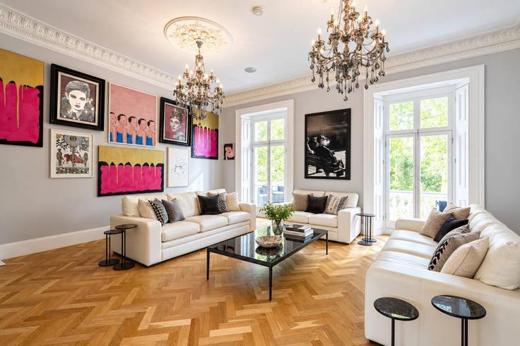 Sala de estar elegantemente projetada com móveis modernos em um apartamento no Building Eccleston Square - kenton-hostaway - 1646873 em City of Westminster, London