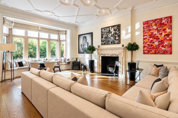 Sala de estar elegantemente projetada com móveis modernos em um apartamento no Building Lennox Gardens - kenton-hostaway - 1649364 em Royal Borough of Kensington and Chelsea, London Sala de estar elegantemente projetada com móveis modernos em um apartamento no Building Lennox Gardens - kenton-hostaway - 1649364 em Royal Borough of Kensington and Chelsea, London