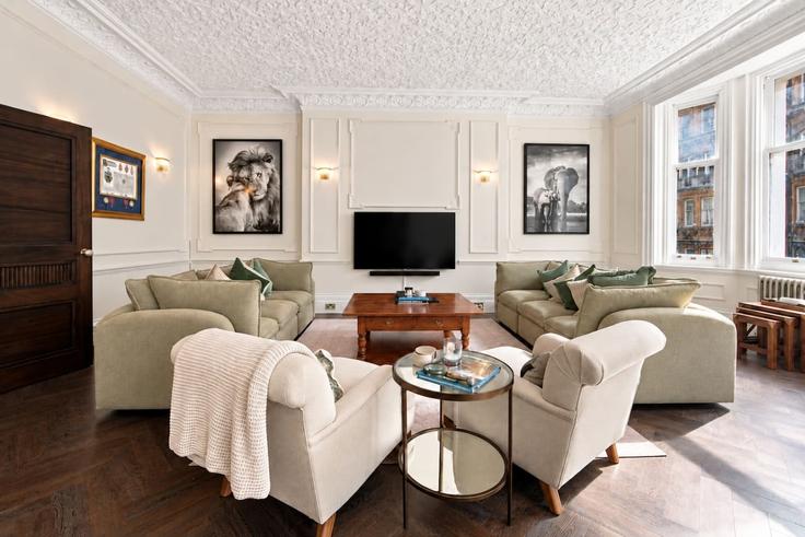 Elegant gestaltetes Wohnzimmer mit moderner Einrichtung in einer Wohnung im Building Knightsbridge - kenton-hostaway - 1695717 in City of Westminster, London