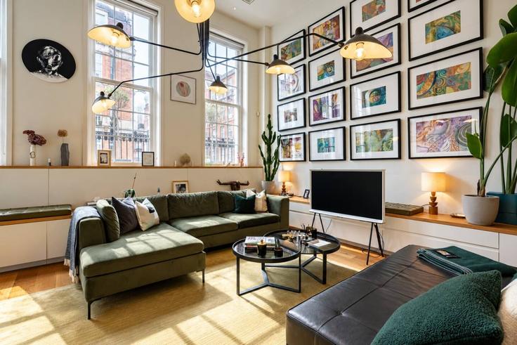 Elegante sala de estar con mobiliario moderno en un apartamento en Building York Street - kenton-hostaway - 1697130 en City of Westminster, London