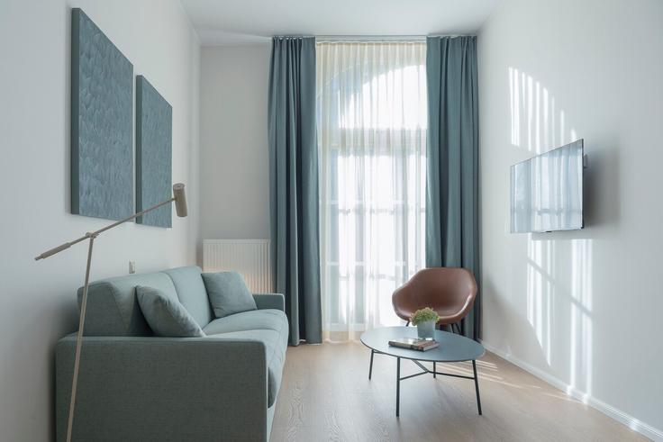 Sala de estar elegantemente projetada com móveis modernos em um apartamento no Building Rue Albert Ier - key-inn-serviced-residences - 1580753 em Luxembourg, Luxembourg