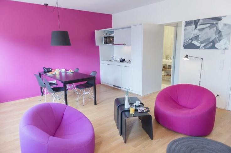 Luxembourg LuxembourgのBuilding Boulevard Pierre Dupong - key-inn-serviced-residences - 1580634のアパートメントにある、モダンな家具を備えたエレガントなデザインのリビングルーム
