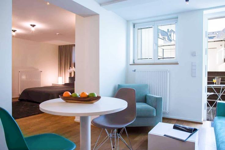 Luxembourg LuxembourgのBuilding Rue François Faber - key-inn-serviced-residences - 1580752のアパートメントにある、モダンな家具を備えたエレガントなデザインのリビングルーム Luxembourg LuxembourgのBuilding Rue François Faber - key-inn-serviced-residences - 1580752のアパートメントにある、モダンな家具を備えたエレガントなデザインのリビングルーム