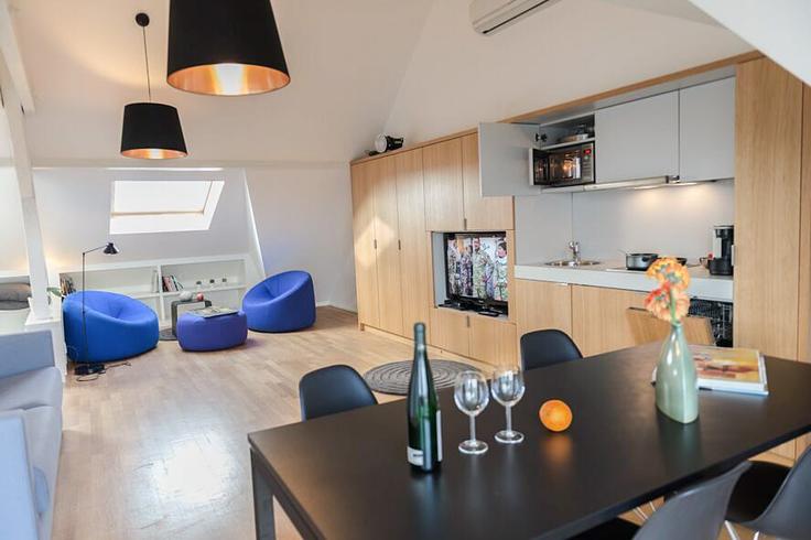 Luxembourg LuxembourgのBuilding Boulevard Pierre Dupong - key-inn-serviced-residences - 1580650のアパートメントにある、モダンな家具を備えたエレガントなデザインのリビングルーム