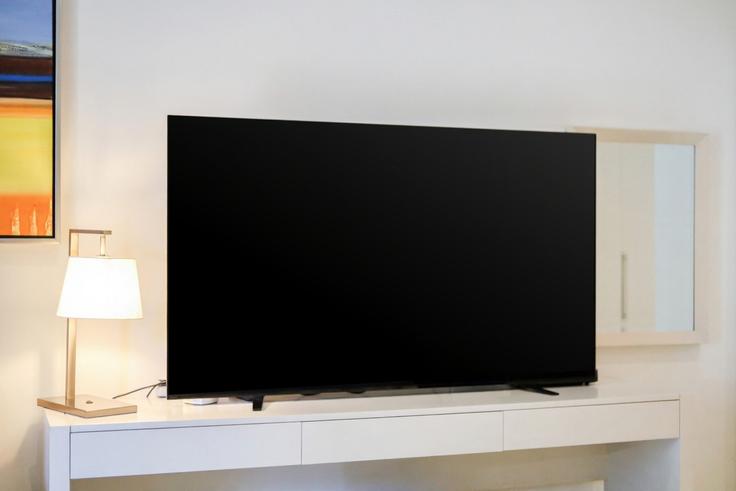 Sala de estar elegantemente projetada com móveis modernos em um apartamento no Building Marasi Drive - key-one-holiday-homes - 1319142 em Business Bay, Dubai