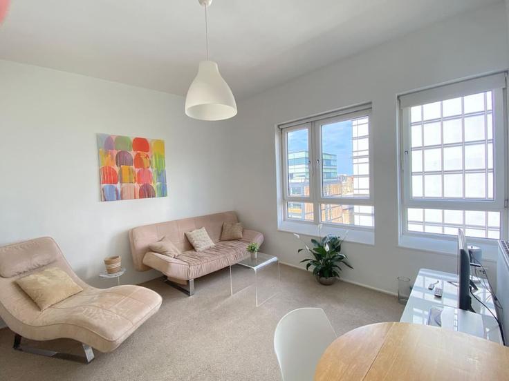 Sala de estar elegantemente projetada com móveis modernos em um apartamento no Building Bath Street - keyhol-stays-ltd - 1637736 em London Borough of Islington, London