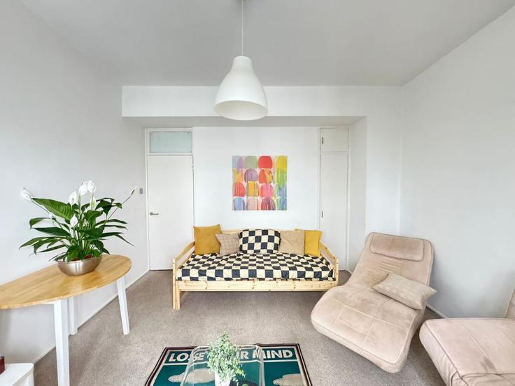Sala de estar elegantemente projetada com móveis modernos em um apartamento no Building Cranwood Street - keyhol-stays-ltd - 1637741 em London Borough of Islington, London Sala de estar elegantemente projetada com móveis modernos em um apartamento no Building Cranwood Street - keyhol-stays-ltd - 1637741 em London Borough of Islington, London