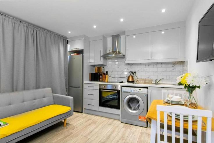 Building Quaker Street - keyhol-stays-ltd - 1637747 adresindeki bir dairede modern mobilyalarla zarif bir şekilde tasarlanmış oturma odası London Borough of Tower Hamlets, London