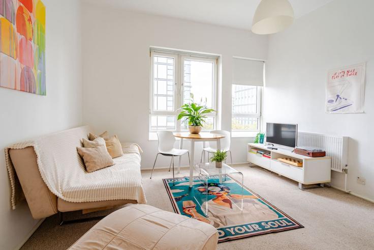 Sala de estar elegantemente projetada com móveis modernos em um apartamento no Building City Road - keyhol-stays-ltd - 1637767 em London Borough of Islington, London Sala de estar elegantemente projetada com móveis modernos em um apartamento no Building City Road - keyhol-stays-ltd - 1637767 em London Borough of Islington, London