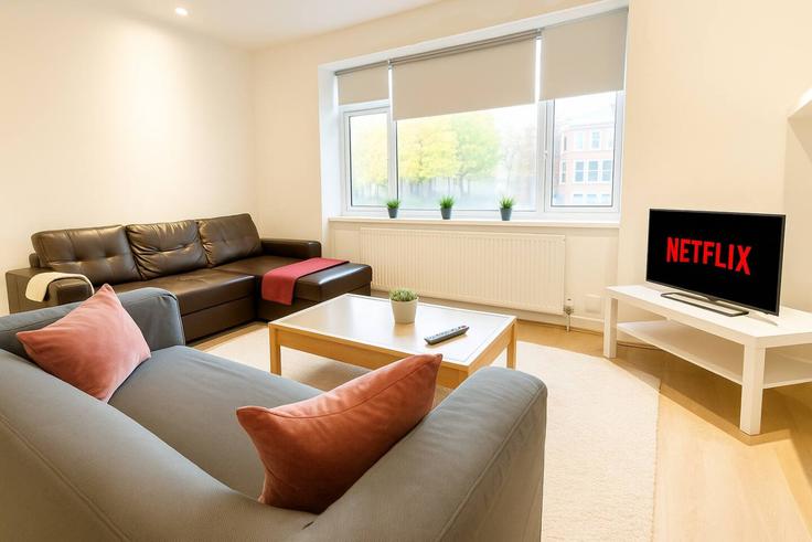 Elegant gestaltetes Wohnzimmer mit moderner Einrichtung in einer Wohnung im Building Saint John's Square - keyhol-stays-ltd - 1637777 in London Borough of Islington, London