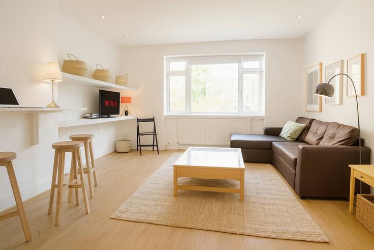 Elegant gestaltetes Wohnzimmer mit moderner Einrichtung in einer Wohnung im Building Farringdon Lane - keyhol-stays-ltd - 1637765 in London Borough of Islington, London