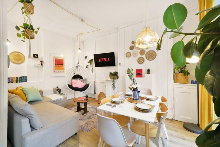 City of London, London에 위치한 Building Long Lane - keyhol-stays-ltd - 1637784 유닛의 세련된 인테리어가 돋보이는 거실 City of London, London에 위치한 Building Long Lane - keyhol-stays-ltd - 1637784 유닛의 세련된 인테리어가 돋보이는 거실