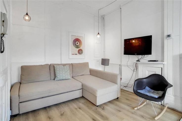 City of London, London에 위치한 Building Long Lane - keyhol-stays-ltd - 1637758 유닛의 세련된 인테리어가 돋보이는 거실 City of London, London에 위치한 Building Long Lane - keyhol-stays-ltd - 1637758 유닛의 세련된 인테리어가 돋보이는 거실