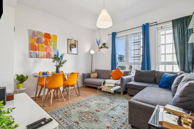 Sala de estar elegantemente projetada com móveis modernos em um apartamento no Building Bath Street - keyhol-stays-ltd - 1637775 em London Borough of Islington, London