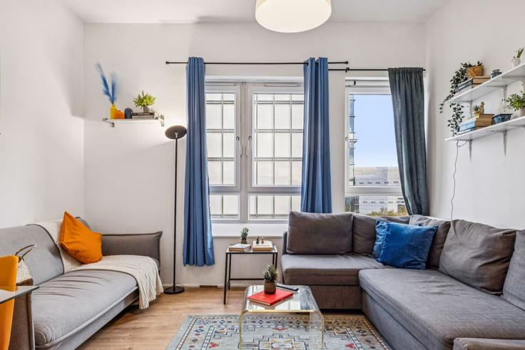 Sala de estar elegantemente projetada com móveis modernos em um apartamento no Building A501 - keyhol-stays-ltd - 1637780 em London Borough of Islington, London