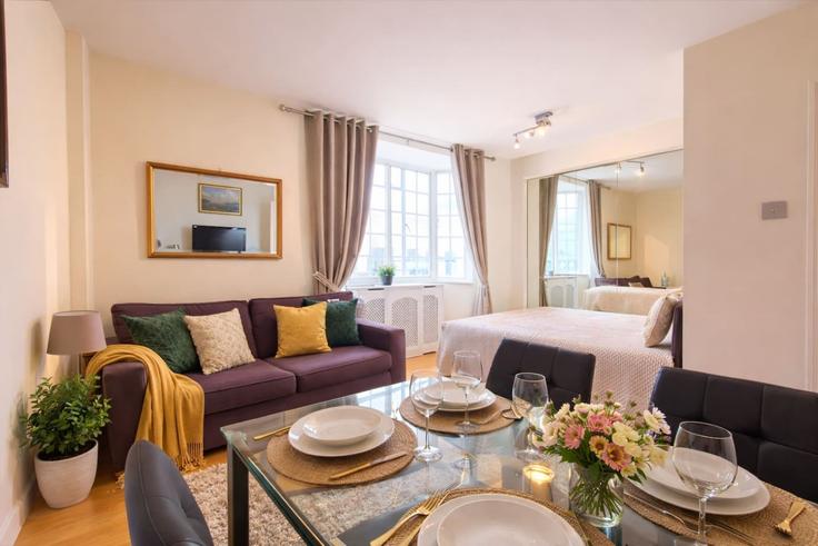 Sala de estar elegantemente projetada com móveis modernos em um apartamento no Building Thurloe Place - keyhol-stays-ltd - 1637781 em Royal Borough of Kensington and Chelsea, London Sala de estar elegantemente projetada com móveis modernos em um apartamento no Building Thurloe Place - keyhol-stays-ltd - 1637781 em Royal Borough of Kensington and Chelsea, London