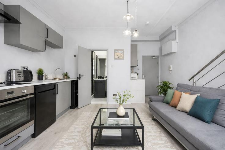 City of Westminster, London에 위치한 Building Gloucester Terrace - keyhol-stays-ltd - 1637794 유닛의 세련된 인테리어가 돋보이는 거실 City of Westminster, London에 위치한 Building Gloucester Terrace - keyhol-stays-ltd - 1637794 유닛의 세련된 인테리어가 돋보이는 거실