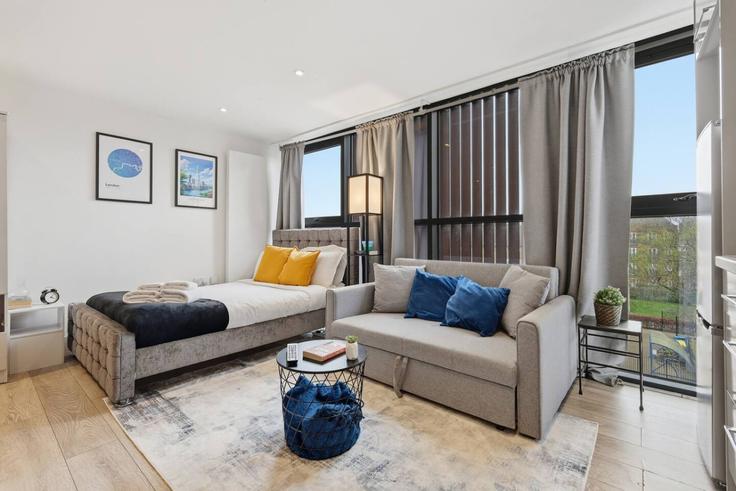 Salle de séjour élégante avec mobilier moderne dans un appartement à Building Brick Lane - keyhol-stays-ltd - 1637805 à London Borough of Tower Hamlets, London Salle de séjour élégante avec mobilier moderne dans un appartement à Building Brick Lane - keyhol-stays-ltd - 1637805 à London Borough of Tower Hamlets, London