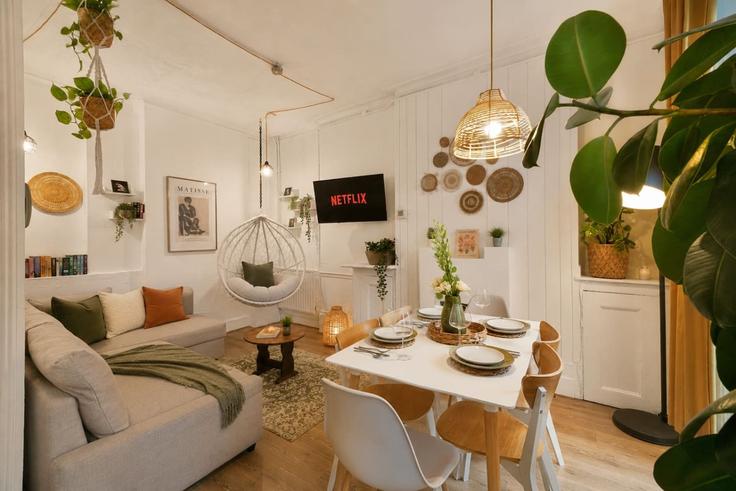Building Long Lane - keyhol-stays-ltd - 1637802 adresindeki bir dairede modern mobilyalarla zarif bir şekilde tasarlanmış oturma odası City of London, London