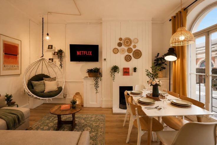 City of London, London에 위치한 Building Long Lane - keyhol-stays-ltd - 1637802 유닛의 세련된 인테리어가 돋보이는 거실 City of London, London에 위치한 Building Long Lane - keyhol-stays-ltd - 1637802 유닛의 세련된 인테리어가 돋보이는 거실