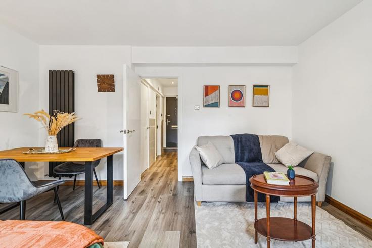 Elegante sala de estar con mobiliario moderno en un apartamento en Building Eversholt Street - keyhol-stays-ltd - 1637803 en London Borough of Camden, London Elegante sala de estar con mobiliario moderno en un apartamento en Building Eversholt Street - keyhol-stays-ltd - 1637803 en London Borough of Camden, London