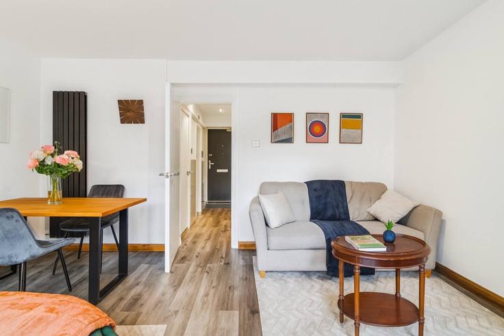 Elegant gestaltetes Wohnzimmer mit moderner Einrichtung in einer Wohnung im Building Doric Way - keyhol-stays-ltd - 1637836 in London Borough of Camden, London