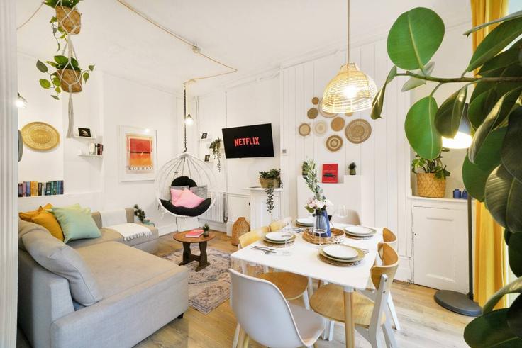 City of London, London에 위치한 Building Aldersgate Street - keyhol-stays-ltd - 1637814 유닛의 세련된 인테리어가 돋보이는 거실 City of London, London에 위치한 Building Aldersgate Street - keyhol-stays-ltd - 1637814 유닛의 세련된 인테리어가 돋보이는 거실