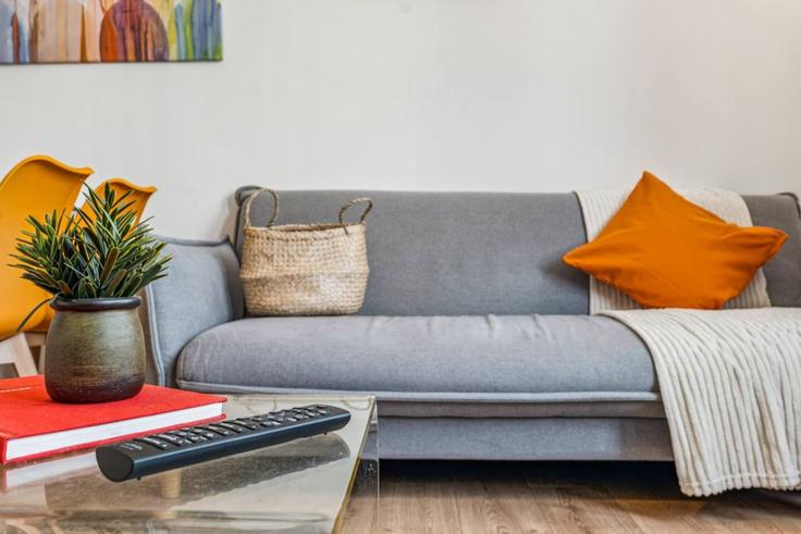 Sala de estar elegantemente projetada com móveis modernos em um apartamento no Building Old Street - keyhol-stays-ltd - 1637816 em London Borough of Islington, London Sala de estar elegantemente projetada com móveis modernos em um apartamento no Building Old Street - keyhol-stays-ltd - 1637816 em London Borough of Islington, London