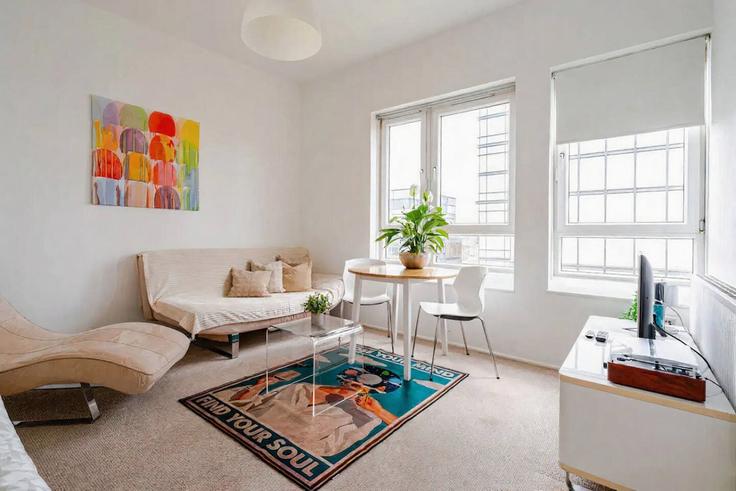 Sala de estar elegantemente projetada com móveis modernos em um apartamento no Building Old Street - keyhol-stays-ltd - 1637751 em London Borough of Islington, London