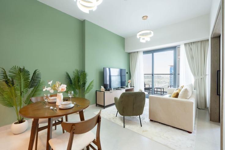 Elegante sala de estar con mobiliario moderno en un apartamento en Building Hessa Street - keyrock-holiday-homes-1 - 1578729 en Dubai, Dubai Elegante sala de estar con mobiliario moderno en un apartamento en Building Hessa Street - keyrock-holiday-homes-1 - 1578729 en Dubai, Dubai